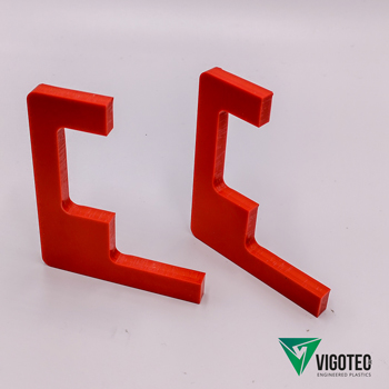 bewerkingen technische kunststof PVC rood freeswerk